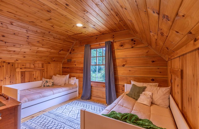 1 Treetops Retreat - 10 minutes to downtown Boone, pet friendly!