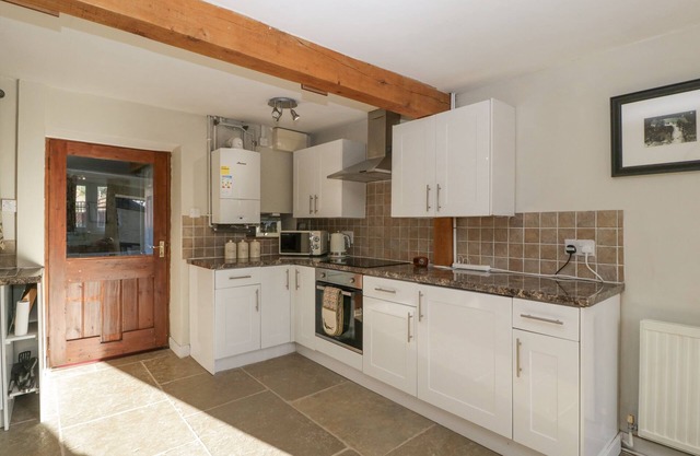 1 TUMP COTTAGES, pet friendly, character holiday cottage in Fownhope