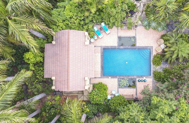 10,000 m2 Tropical Garden lovers, direct views to the sea