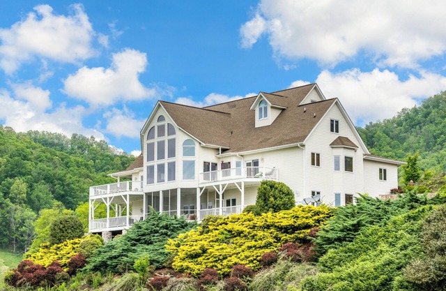 10-acre manor with Blue Ridge views, game rooms & private vintage diner