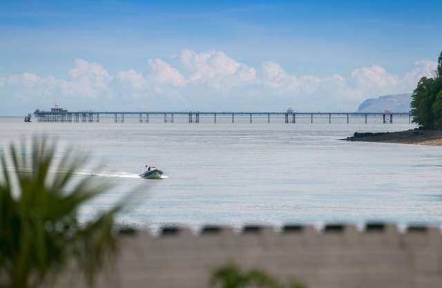 10 Beach Road - a sea view that sleeps 4 guests in 2 bedrooms