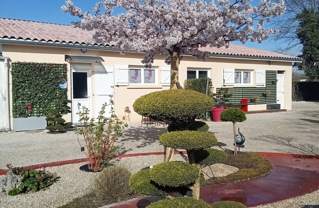 10 minutes from St Emilion! A break somewhere in the garden of maple and niwakin