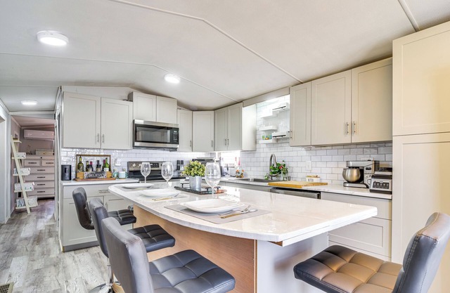 10 Mi to Beaches: Home w/Pool Access in Largo!
