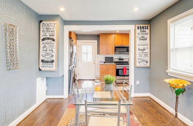 10 Mi to National Mall: District Heights Home