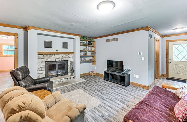 10 Mi to Notre Dame: Family Retreat in Granger