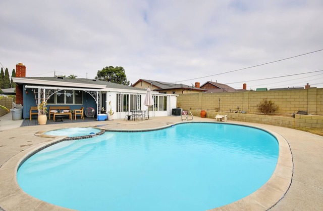 10 Mi to Redondo Beach: Carson Home w/Pool Table!