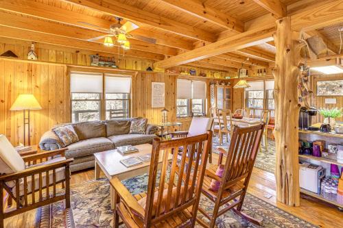 10 Mi to Sardis Lake Home with Grill in Tuskahoma