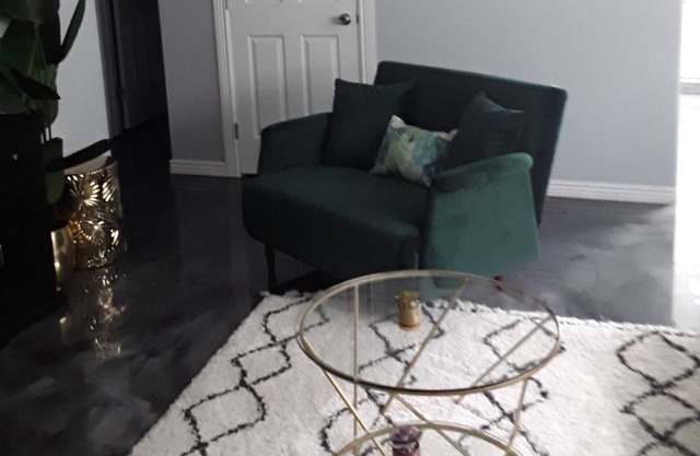 10 mins from city life!!! 2 king size beds...free WIFI