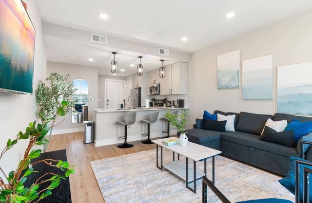 10 mins to Center City + OldTown|Rooftop Views!