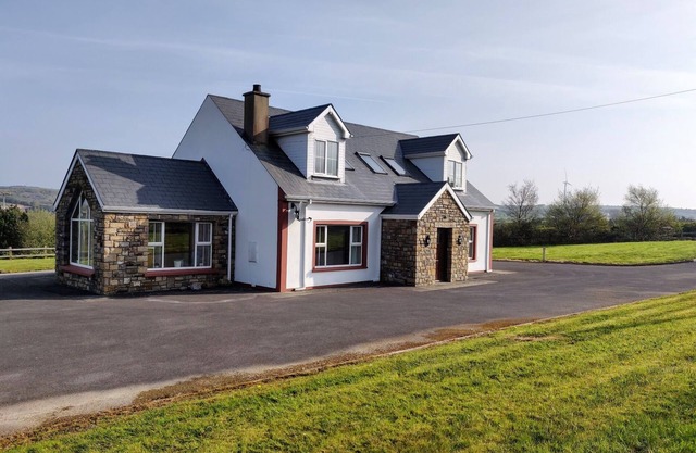 10 mins to Rossnowlagh, Bundoran - spacious home with outdoor seating, BBQ, play