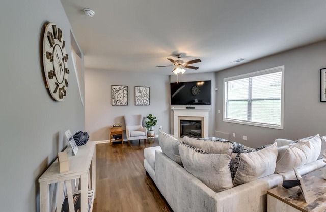10 Minutes from Airport & Convention Center