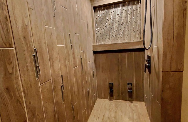 10 minutes to Downtown! Heated pool, hot tub & Game room Pet & Family friendly.