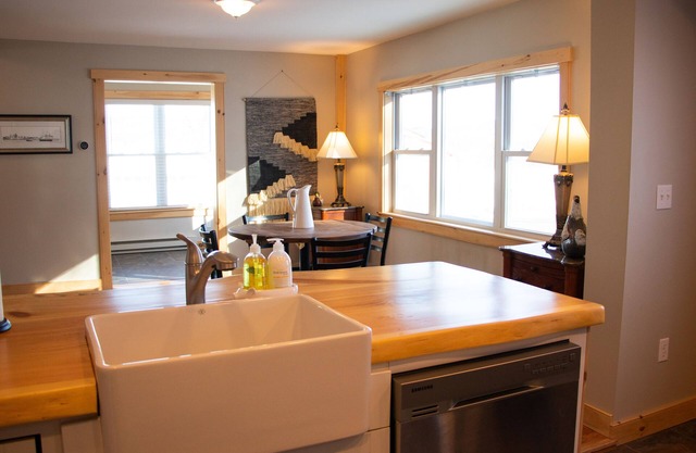 10 Minutes to Sunday River and Walking Distance to Bars & Restaurants