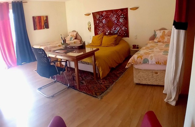 10-person gîte with hiking trails, tennis, mini-golf, fishing pond.