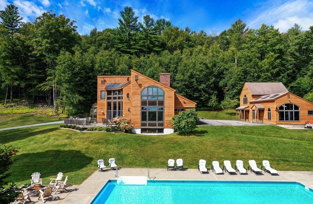 100 acre Amazing Private Estate. 10 BRs w/Swimming Pool, Tennis Court, Hot Tub!