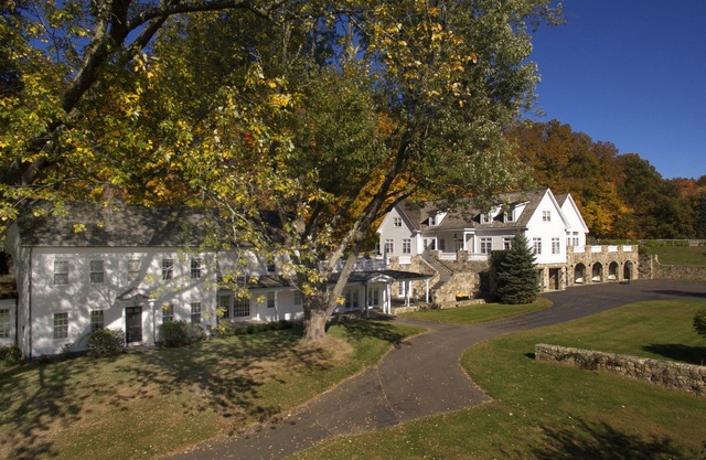 100% WASHINGTON! PoshPadsCT "SUNNY RIDGE" 8-BR Estate, Heated Pool, BBQ, Magical