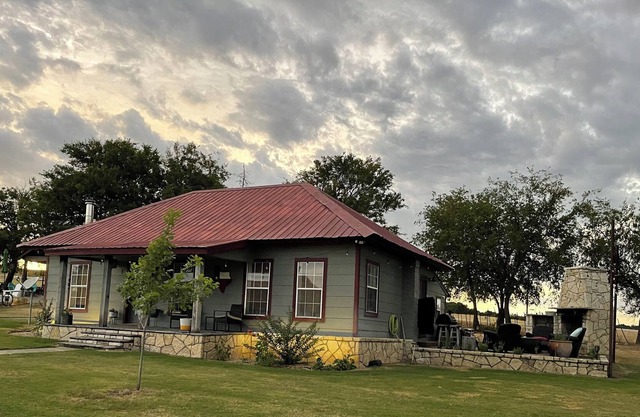 100 year old updated Farmhouse on Weatherford ranch