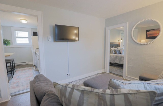 101 E · Cozy 1 bedroom apt with office and parking