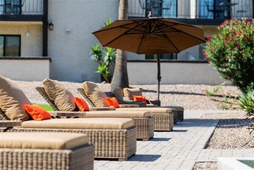 102 -Fully Furnished 1BR Suite-Prime Location