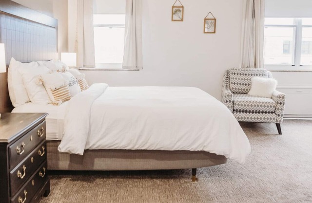 102 · Vintage Chic #102 - Hotel Phillips