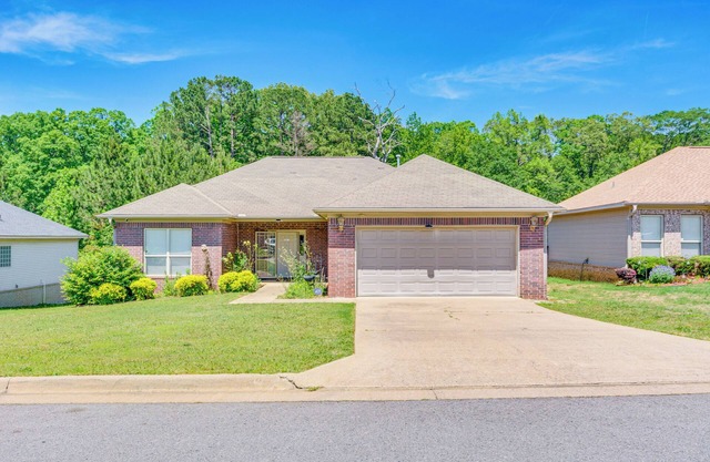 11 Mi to Dtwn Little Rock: Home w/Large Deck!