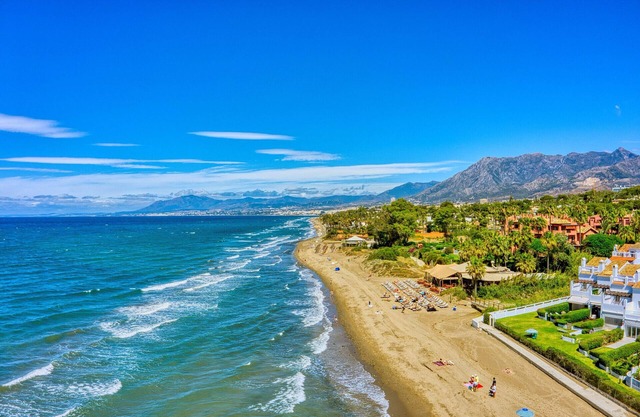 1107 Elegant Beach House with Pool and Sports Facilities