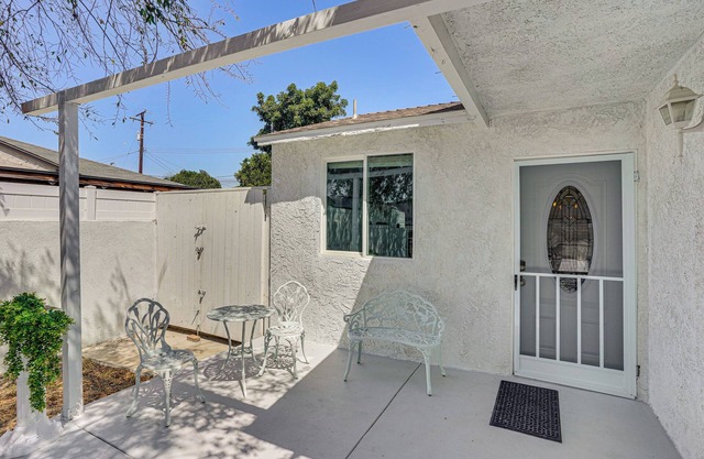 12 Mi to Downtown LA: Quiet Getaway w/Patio