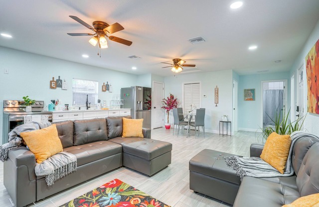 12 Mi to Dtwn Tampa: Vibrant Home w/Outdoor Space
