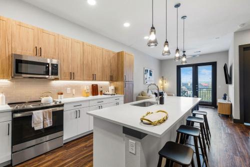 12 Min to Downtown with Pool, Balcony and Free Parking