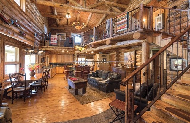 12-person cabin with AC and WiFi on the river across from downtown Stanley