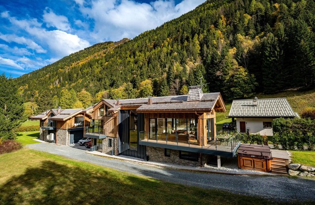 12 person chalet with large pool, sauna & hot-tub