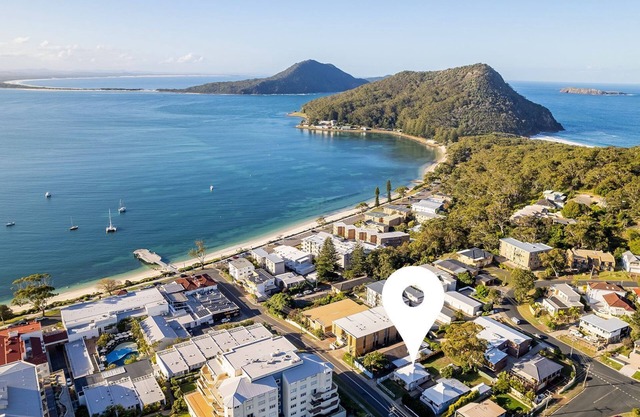 12 Tomaree Road - 200 mtrs to Shoal Bay Beach