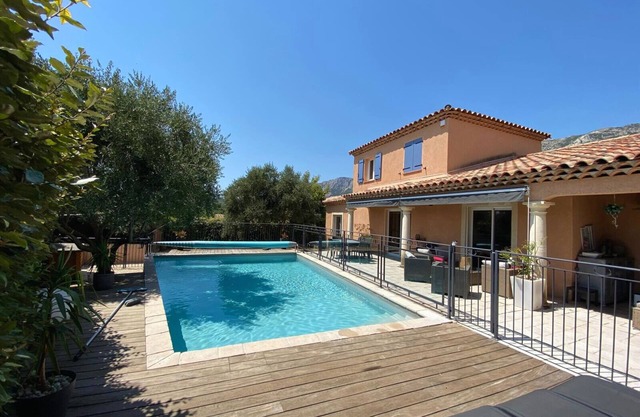 125 m² villa with swimming pool facing sainte Victoire