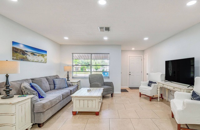 13 Mi to Hudson Beach: Spring Hill Home w/Lanai