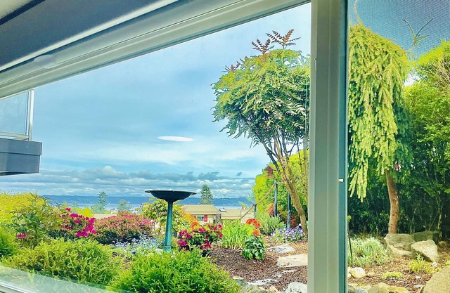 1300sft Retreat w/Sound View, Garden & Privacy