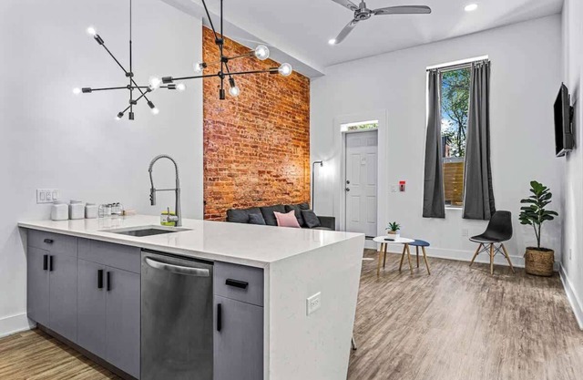14-2 Luxury Loft-FREE Parking- 1st flr