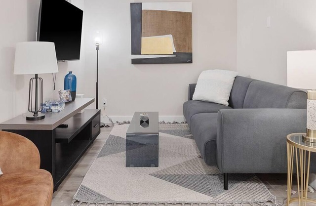 14 minutes from Downtown Ottawa, Elegant brand new home