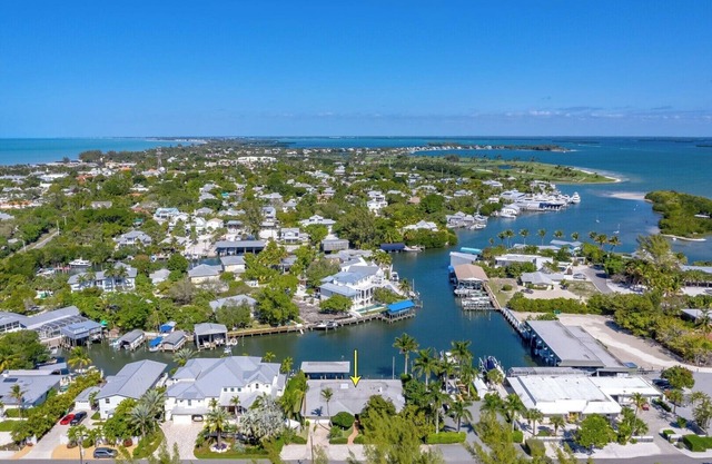 141 Damicare 3 bed/2 Bath ground level - Canal & Dockage in back yard!