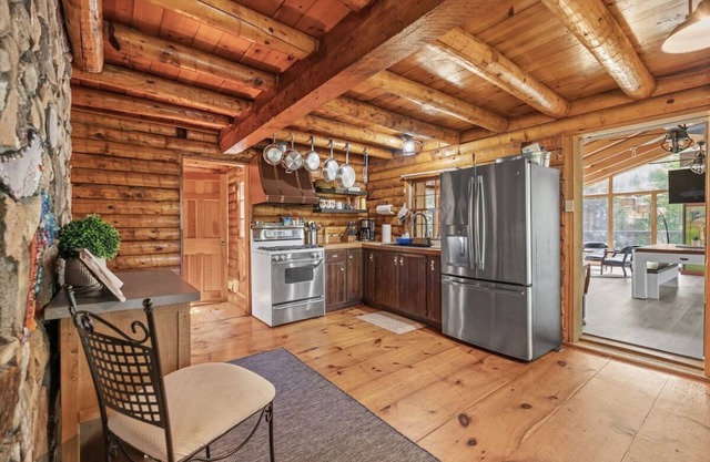 14ft HOT TUB SPA,SLEEPS 10, nSAUNA, POOL/FOOSBALL/GAMES