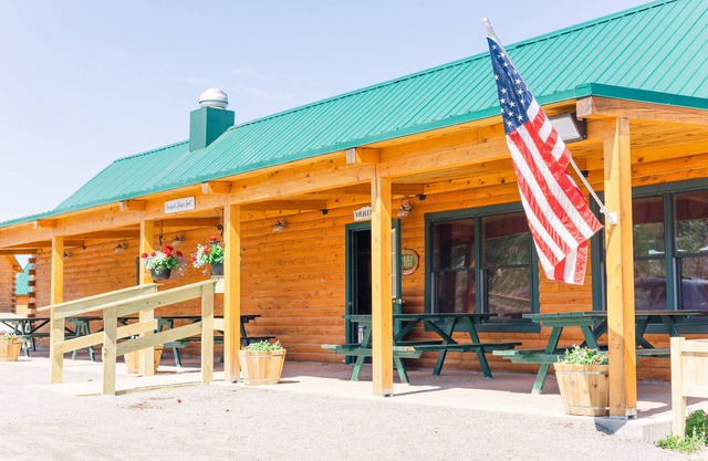 #15 Flagpole View Cabins - King Plus Cabin