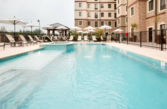 15 Minutes from Six Flags! | Free Breakfast Every Morning + Outdoor Pool + Hot Tub