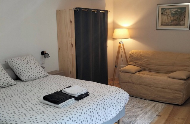 15 mns from the martyred village of Oradour, independent guest rooms in a quiet location.