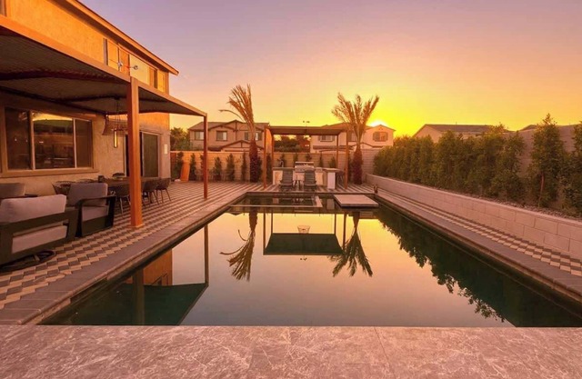 15 people! 7 bedrooms! 10 beds! Villa Secreta