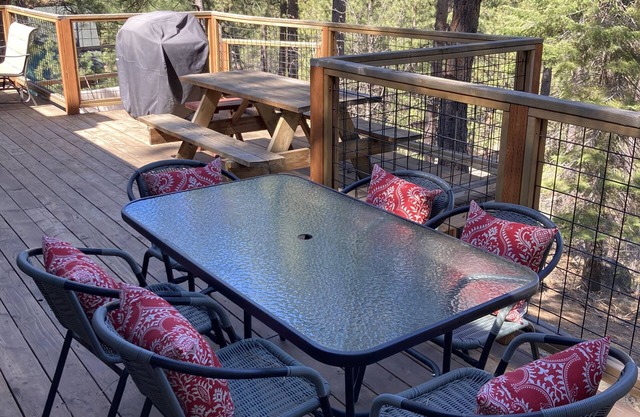 1500 sq ft deck - 5 BR home w/8 beds, hot tub, fireplace - close to town, 1 acre