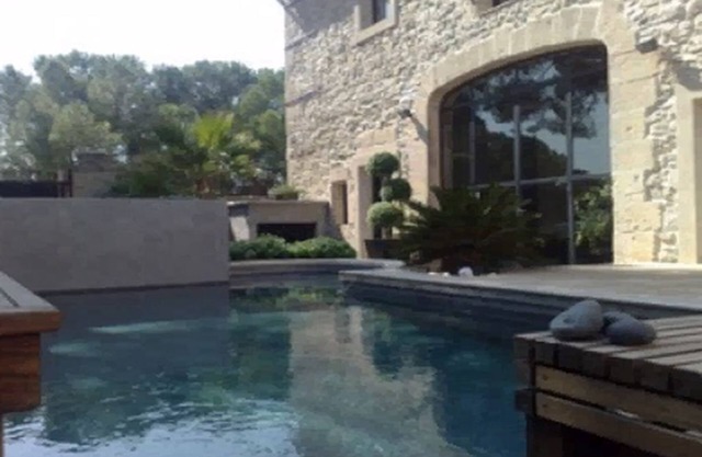 15mm from the beach, picturesque village, former cooperage with swimming pool!