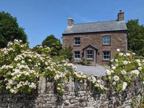 16th Century House, Castle Views, Mountain Views, Hot Tub, Firepit, Stunning Interiors
