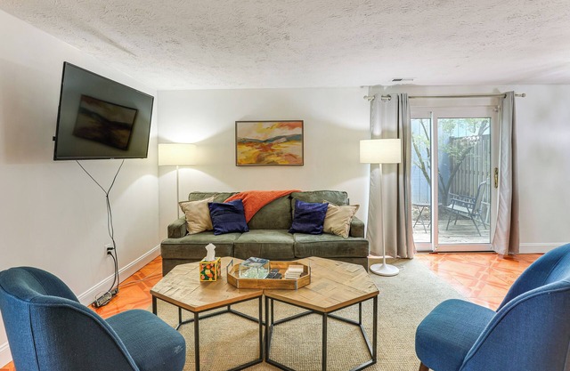 17 Mi to DC: Cozy Townhome in Bowie!