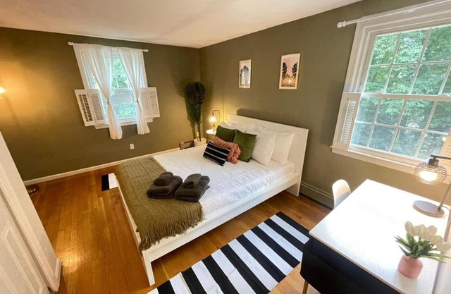 #17 Peerless Design Room with Private Bathroom!