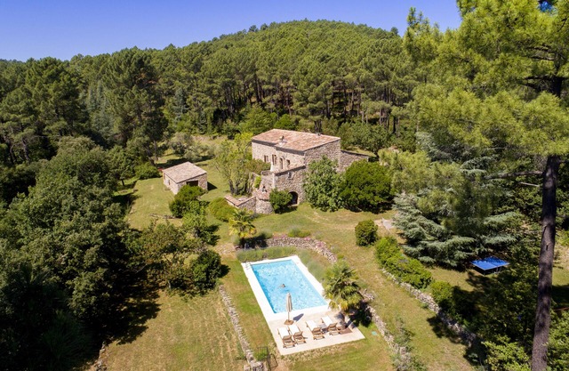 17th century Renovated farmhouse in the heart of a 7 ha wooded property Swimming pool without neighbors