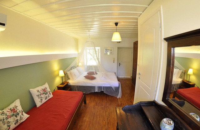 17th Century Room: D1 | 2-3 persons